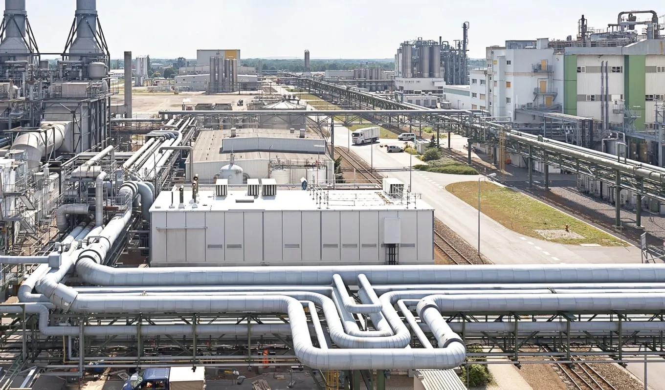 Large industrial facility supported by connected technology systems
